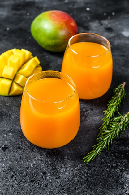 Premium Photo Freshly Squeezed Mango Juice In A Glass