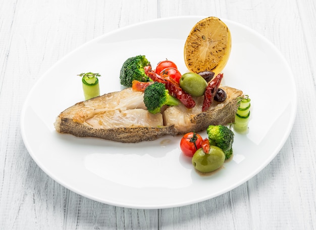 fried-halibut-with-vegetables-mustard-plate_135427-3240.jpg (626×454)