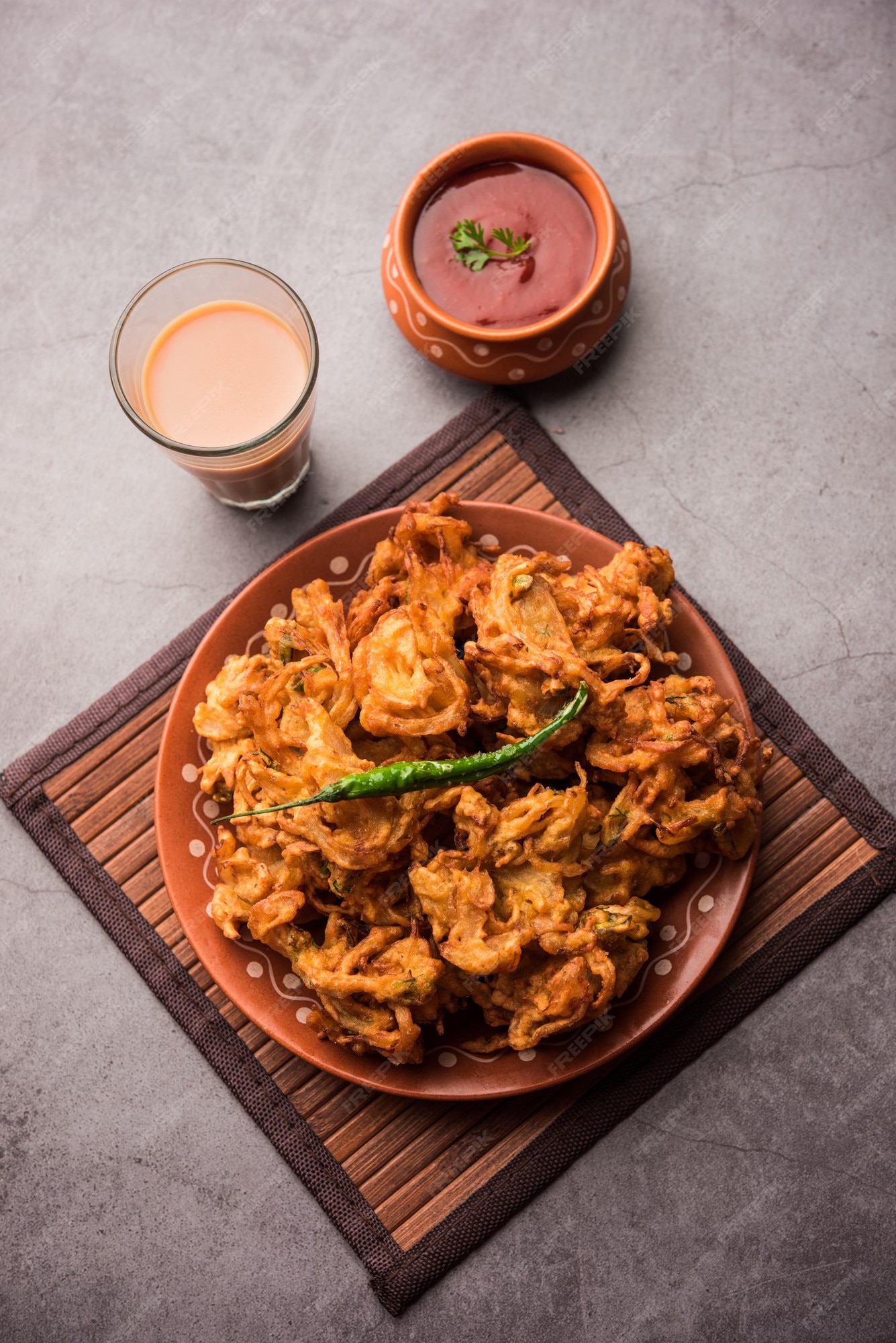 Premium Photo | Fried onion pakora or pyaj pakoda also known as crispy ...