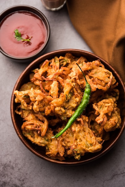 Premium Photo | Fried onion pakora or pyaj pakoda also known as crispy ...