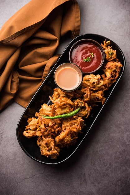 Premium Photo | Fried onion pakora or pyaj pakoda also known as crispy ...