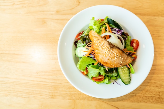 fried-salmon-salad_1339-85634.jpg (626×417)