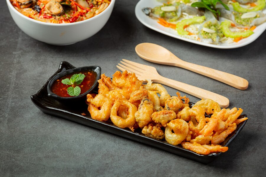 Free Photo | Fried shrimp and squid with spicy sauce