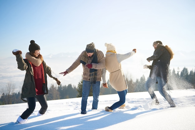 面白い雪合戦をしている友達 無料の写真