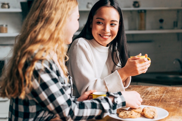 Friends talking while having snack | Free Photo