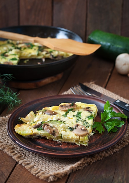 Frittata with mushrooms, zucchini and cheese | Free Photo