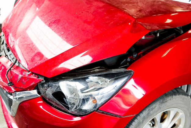 赤い車の正面がクラッシュするまで事故に見舞われる プレミアム写真