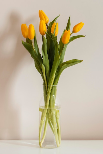 花瓶のチューリップの正面図の花束 無料の写真