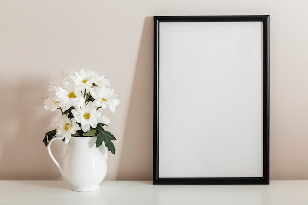 Mazzo Di Vista Frontale Di Fiori Bianchi In Un Vaso Con Cornice Vuota Foto Gratis