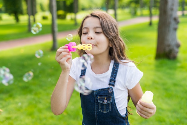 正面シャボン玉を作るかわいい女の子 無料の写真