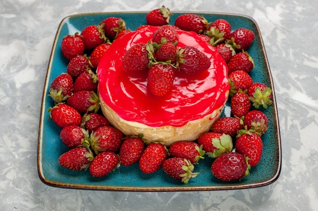 正面図美味しそうなケーキ小さなパイ 真っ白な表面に赤いクリームと新鮮なイチゴ 無料の写真