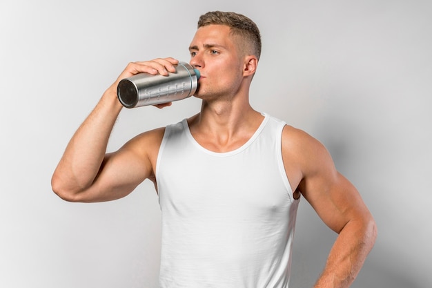 Front view of fit man drinking water Premium Photo