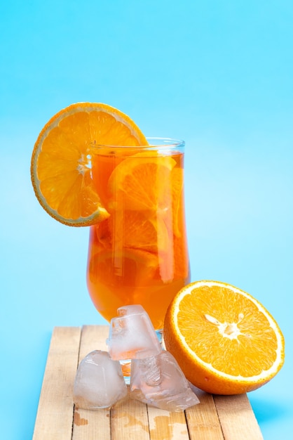 Un Cocktail Della Frutta Fresca Di Vista Frontale Con Il Raffreddamento Del Ghiaccio Delle Fette Della Frutta Fresca Sul Blu Colore Della Frutta Del Cocktail Della Spremuta Della Bevanda Foto Gratis