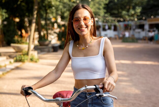 自転車で正面の女の子 無料の写真