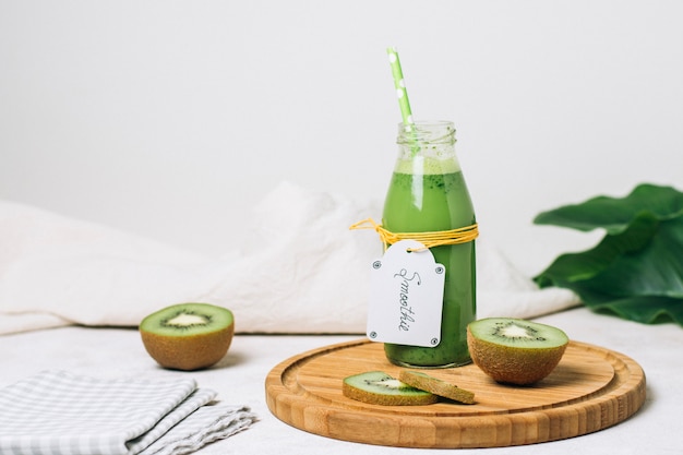 Front view kiwi smoothie with green straw Free Photo