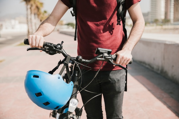 自転車の隣に歩く正面図男 無料の写真