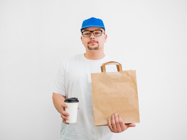 バッグとコーヒーカップを持つ正面男 無料の写真