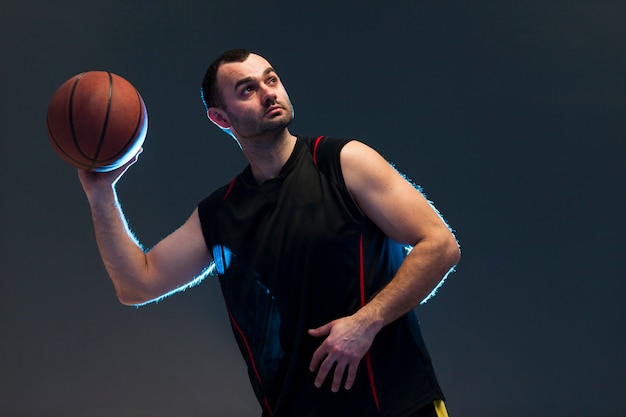 ボールを投げるバスケットボール選手の正面図 無料の写真