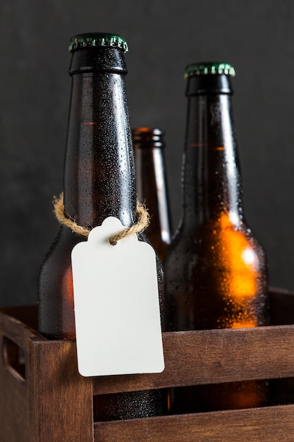 タグ付きのクレートのビールガラス瓶の正面図 無料の写真