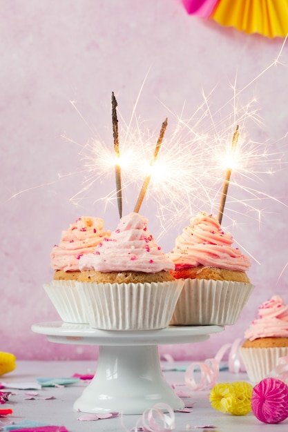 アイシングと花火の誕生日カップケーキの正面図 プレミアム写真