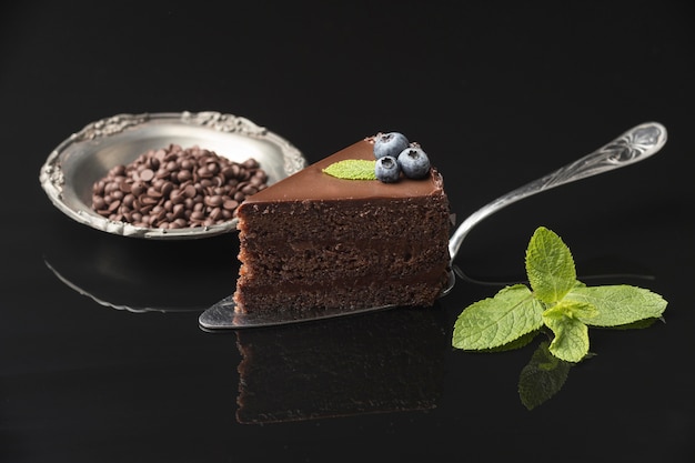ミントとヘラのチョコレートケーキスライスの正面図 無料の写真