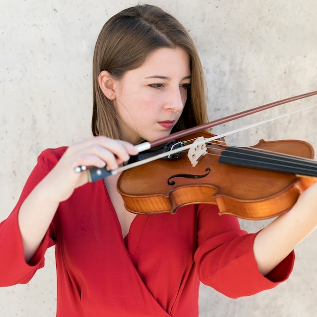 女性バイオリニスト演奏の正面図 無料の写真