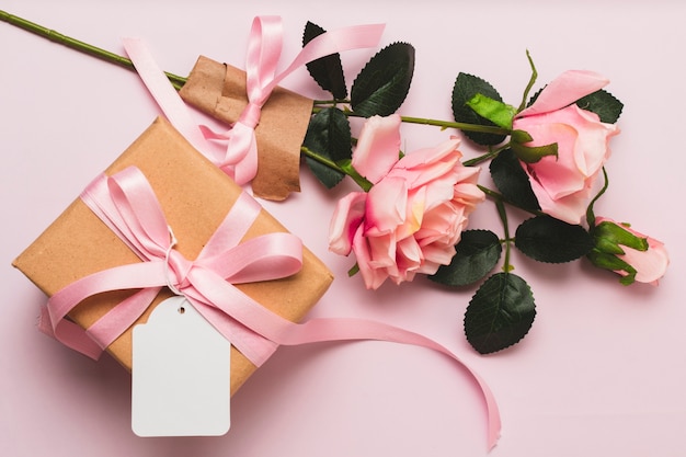 バラの花束とリボン付きギフトボックスの正面図 無料の写真