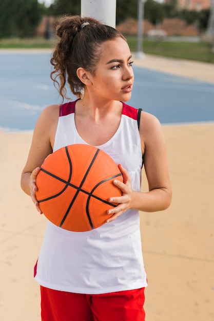 Баскетбол и раскрепощённые девушки