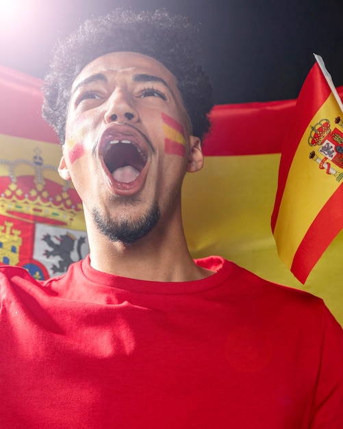 スペインの旗を応援し 保持している男の正面図 無料の写真
