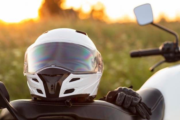 バイクに座っているオートバイのヘルメットの正面図 無料の写真