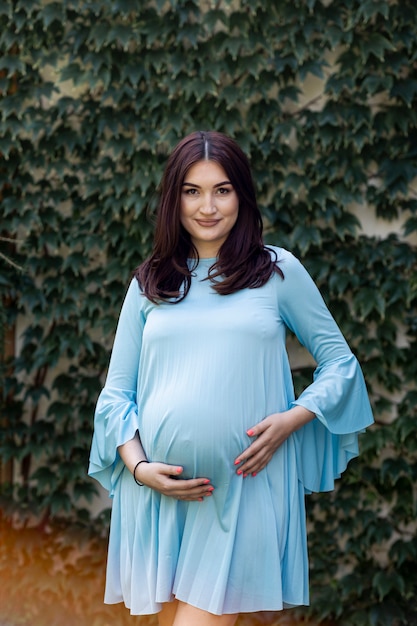 Front view pregnant woman posing outdoors | Free Photo