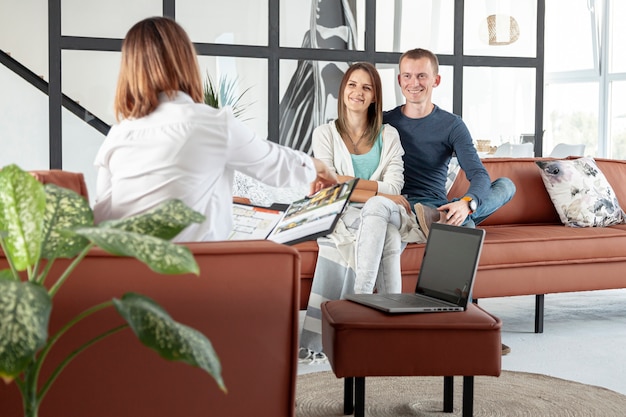 Front view real state agent talking with couple Free Photo