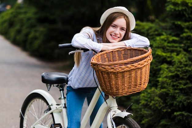 自転車のハンドルバーにもたれて正面の女性 無料の写真