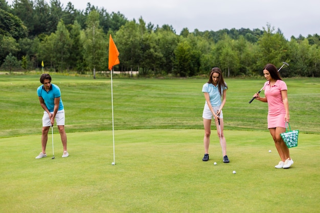 Front view of young golfers playing | Free Photo