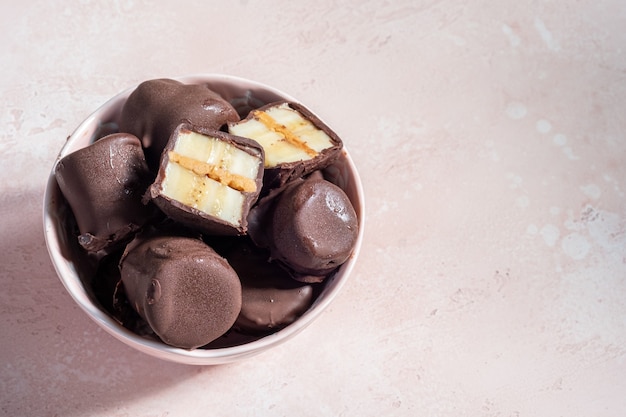 Premium Photo Frozen Healthy Dessert Dark Chocolate Peanut Butter Banana Bites