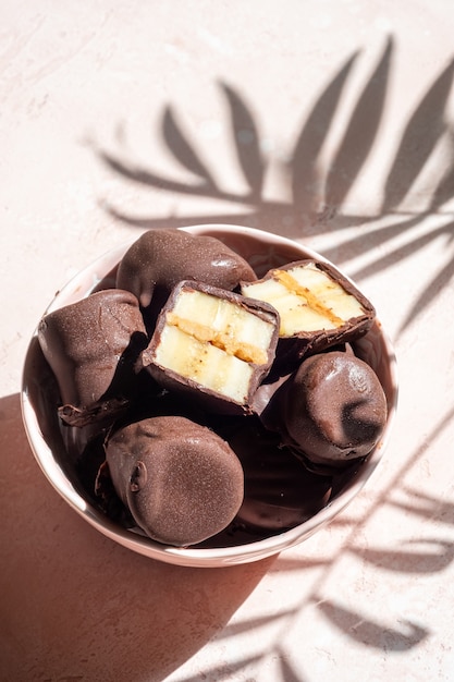 Premium Photo Frozen Healthy Dessert Dark Chocolate Peanut Butter Banana Bites