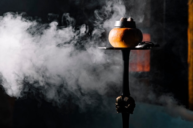 Кальян на черном фоне с дымом