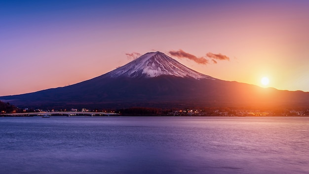 日没時の富士山と河口湖 秋の山梨県の富士山 無料の写真