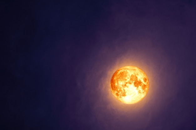夜空に暗い雲に満月ビーバームーン プレミアム写真