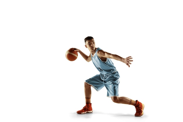 白で隔離のボールを持つ若いバスケットボール選手の全身像 無料の写真