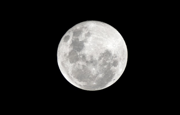 暗い夜の満月 プレミアム写真
