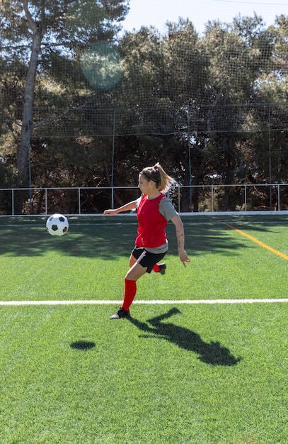 フルショットの女子サッカー選手 プレミアム写真