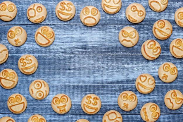 面白いさまざまな感情のクッキー 笑顔と悲しいクッキー 無料の写真