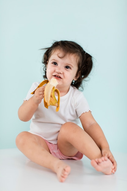 バナナを食べて面白い女の子 無料の写真