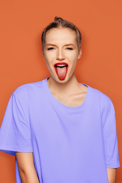 舌を示す塗装そばかすのある面白い女の子 プレミアム写真