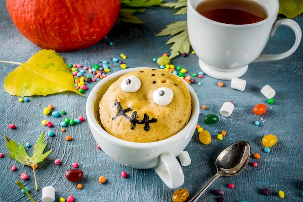 Funny kids mug cake for halloween Premium Photo