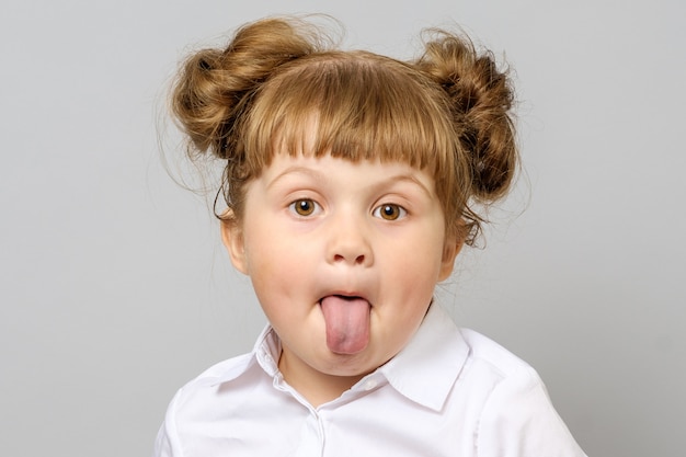 面白い女の子が舌を出す プレミアム写真