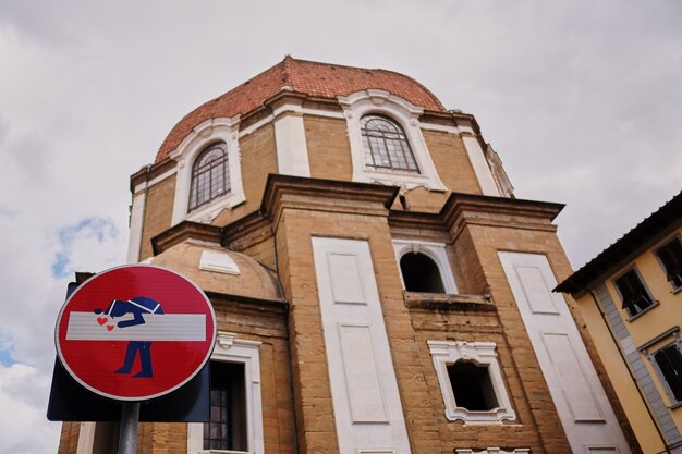 面白い交通標識 フィレンツェの街の入り口と行き止まりの道路標識 プレミアム写真