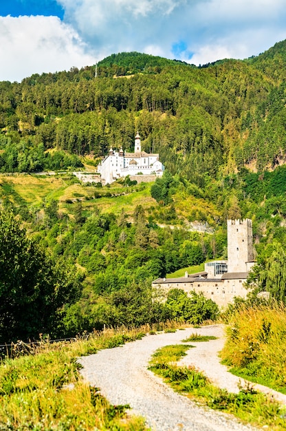 ブルクアイスのフルステンブルク城とマリエンベルク修道院 南チロル イタリア プレミアム写真