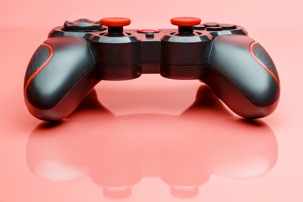 ピンクの表面のゲームコントローラゲームパッド プレミアム写真
